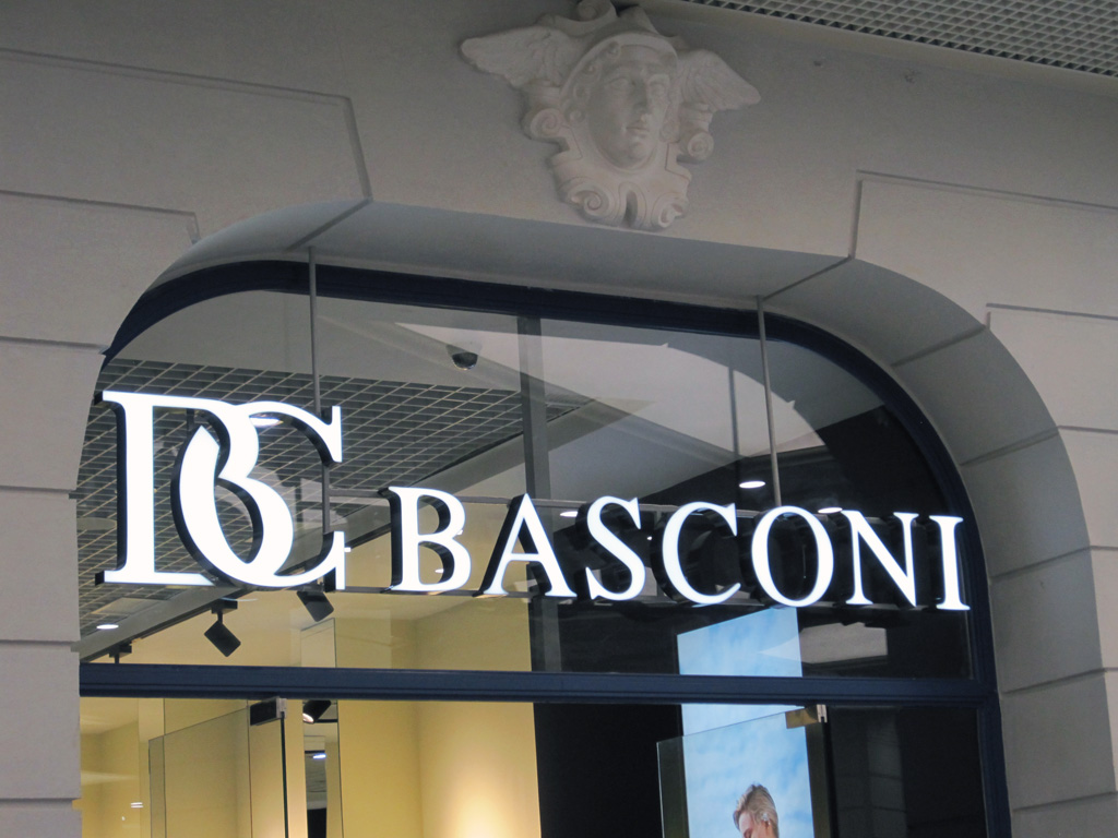 Магазин женской обуви «Basconi», объемные световые буквы